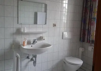 Ein Badezimmer in der Unterkunft Schwäbischer Hof