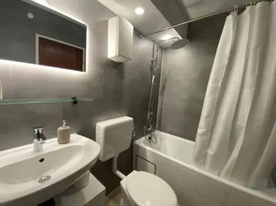 Ein Badezimmer in der Unterkunft 1-Zimmerapartment mit Burgblick