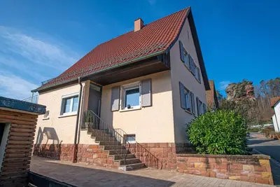 Das Gebäude in dem sich das Ferienhaus befindet