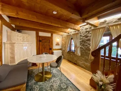 Ein Sitzbereich in der Unterkunft Mein MINI-HAUS - 2 Zimmer - Smart-TV - Stein & Holz