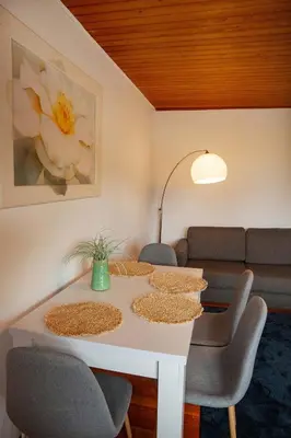 Ein Sitzbereich in der Unterkunft Ferienhaus Auszeit