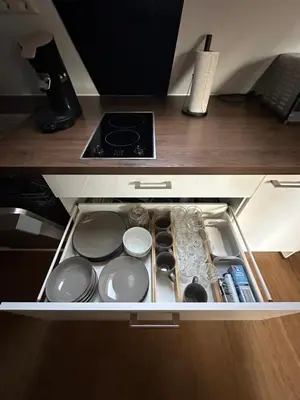 Küche/Küchenzeile in der Unterkunft 1 Zimmer Wohnung DG mit Klimaanlage und kleinen Balkon