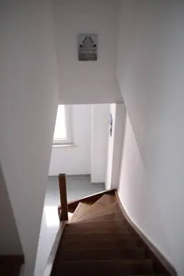 Ein Bett oder Betten in einem Zimmer der Unterkunft 1 Zimmer Wohnung DG mit Klimaanlage und kleinen Balkon