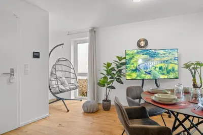 TV/Unterhaltungsangebot in der Unterkunft Lit Living - Luxury House - Box Spring - Parking - Exclusive Kitchen
