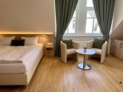 Ein Sitzbereich in der Unterkunft Hotel Bronnbacher Hof