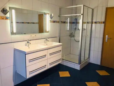 Ein Badezimmer in der Unterkunft Ferienwohnung Villa Südpfalz mit Fernblick