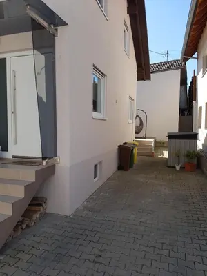 Das Gebäude in dem sich das Privatzimmer befindet