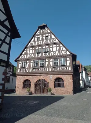 Das Gebäude in dem sich die Ferienwohnung befindet