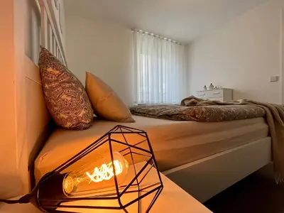 Ein Bett oder Betten in einem Zimmer der Unterkunft 2-Zimmer Kaiser-CITY-Apartment mit Balkon und Smart-TV in der Kaiserstraße in Karlsruhe beim Europaplatz