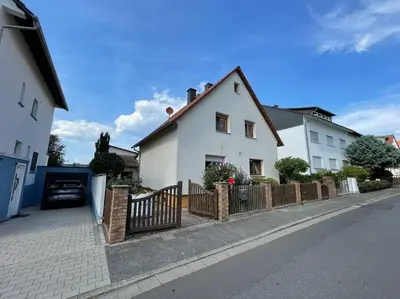 Das Gebäude in dem sich das Ferienhaus befindet
