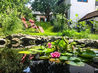 Ein Garten an der Unterkunft Herzensort - idyllisches Gästehaus für 2 im Garten