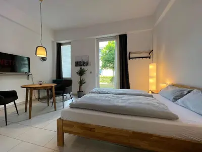 Ein Bett oder Betten in einem Zimmer der Unterkunft The East Apartment by Rabe - Parkplatz, Smart-TV, Netflix