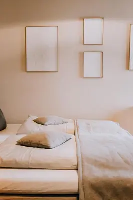 Ein Bett oder Betten in einem Zimmer der Unterkunft Rotwein Residenz Klingenberg Luxus Suite mit Weitblick Hollands Pfefferhaus