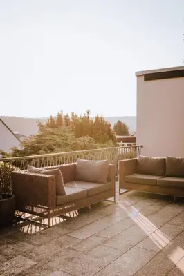 Ein Sitzbereich in der Unterkunft Rotwein Residenz Klingenberg Luxus Suite mit Weitblick Hollands Pfefferhaus