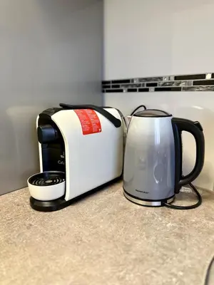 Kaffee-/Teezubehör in der Unterkunft Neuwertiges Apartment mit schnellem WLAN, Glasfaser, Kostenlose Privatparkplatz auch für Transporter geeignet R2