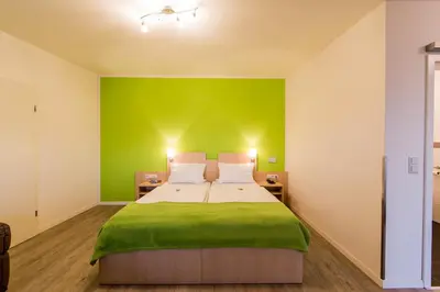 Ein Bett oder Betten in einem Zimmer der Unterkunft Café & Wein Gästehaus Kurz
