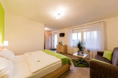 Ein Bett oder Betten in einem Zimmer der Unterkunft Café & Wein Gästehaus Kurz