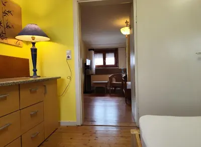 Ein Bett oder Betten in einem Zimmer der Unterkunft Zimmer mit zwei Räumen