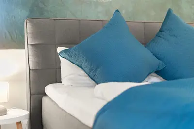 Ein Bett oder Betten in einem Zimmer der Unterkunft Traumhaft gelegene Altbau-Wohnung im Herzen von Weinheim - Parking