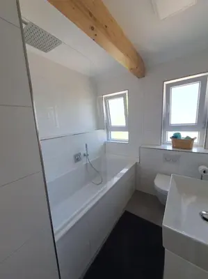 Ein Badezimmer in der Unterkunft 3.OG / Top 4 Zimmer Wohnung KA-West