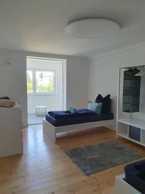 Ein Bett oder Betten in einem Zimmer der Unterkunft 3.OG / Top 4 Zimmer Wohnung KA-West