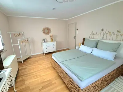 Ein Bett oder Betten in einem Zimmer der Unterkunft Ferienwohnung Grünoase mit Sonnenbalkon