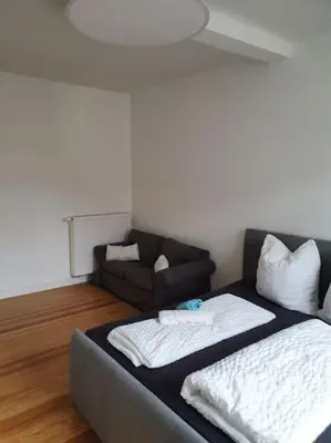 Ein Bett oder Betten in einem Zimmer der Unterkunft 2.OG/Altbau-Wohnung top-saniert/4-Zimmer/Weststadt