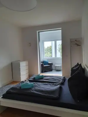 Ein Bett oder Betten in einem Zimmer der Unterkunft 2.OG/Altbau-Wohnung top-saniert/4-Zimmer/Weststadt