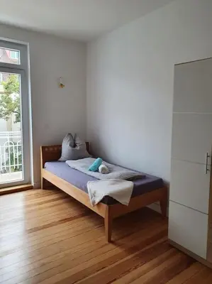 Ein Bett oder Betten in einem Zimmer der Unterkunft 2.OG/Altbau-Wohnung top-saniert/4-Zimmer/Weststadt