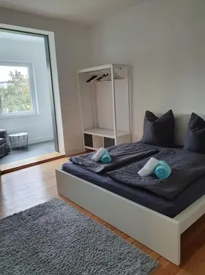 Ein Bett oder Betten in einem Zimmer der Unterkunft 2.OG/Altbau-Wohnung top-saniert/4-Zimmer/Weststadt
