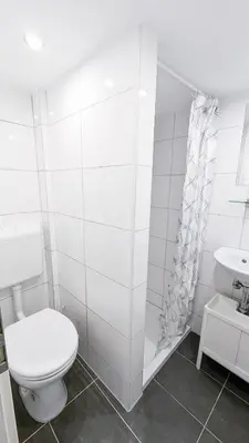 Ein Badezimmer in der Unterkunft ALFA Ludwigsburg City Apartment 3 Zimmer für 5 Personen l Parkplatz l Bad I Küche l WIFI & SmartTV l Parking l Bathroom l Kitchen