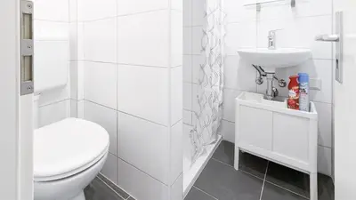 Ein Badezimmer in der Unterkunft ALFA Ludwigsburg City Apartment 3 Zimmer für 5 Personen l Parkplatz l Bad I Küche l WIFI & SmartTV l Parking l Bathroom l Kitchen