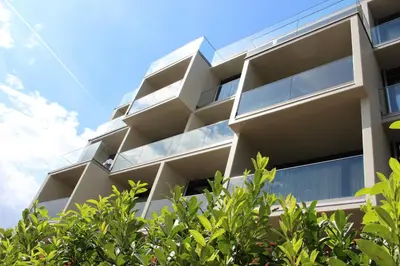 Das Gebäude in dem sich das Aparthotel befindet