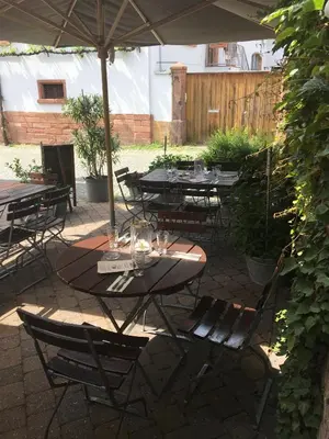 Ein Restaurant oder anderes Speiselokal in der Unterkunft ZUM SCHOCKELGAUL Ein Pfalzjuwel in Forst ! Weinberge und Pfälzer Wald vor der Haustür ! Etliche Restaurants und Weingüter 1-5 min