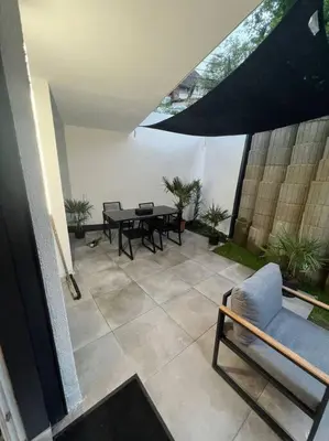 Ein Sitzbereich in der Unterkunft Stilvolle 1-Zimmer Wohnung mit Terasse nahe Therme und Prezero Arena