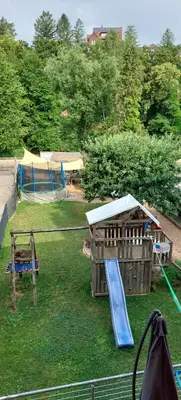 Ein Kinderspielbereich in der Unterkunft Familienparadies in Pforzheim am Schwarzwald