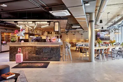 Ein Restaurant oder anderes Speiselokal in der Unterkunft Moxy Karlsruhe