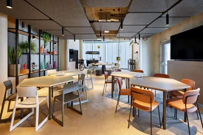 Ein Sitzbereich in der Unterkunft Moxy Karlsruhe