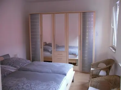 Ein Bett oder Betten in einem Zimmer der Unterkunft Winzeranwesen - Weingut Christian Eberley- FeWo II MINDESTAUFENTHALT 4 NÄCHTE - MINIMUM STAY 4 NIGHTS
