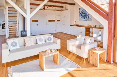 Ein Sitzbereich in der Unterkunft Lichtdurchflutetes Traum-Loft mit Panoramablick