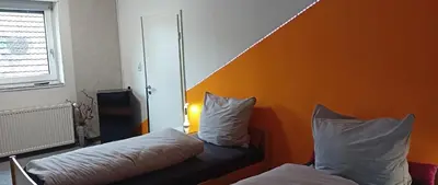Ein Bett oder Betten in einem Zimmer der Unterkunft FeWo Blaue Oase, Netflix, Massagesessel, Whirlpool Badewanne