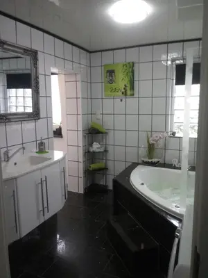 Ein Badezimmer in der Unterkunft FeWo Blaue Oase, Netflix, Massagesessel, Whirlpool Badewanne