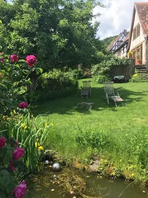 Ein Garten an der Unterkunft Traumblick Rebenmeer