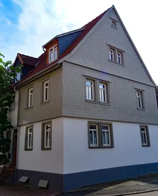 Das Gebäude in dem sich das Ferienhaus befindet