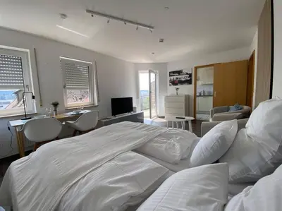 TV/Unterhaltungsangebot in der Unterkunft Hübsche Wohnung mit Balkon für 1-2 Personen - Einzelbetten