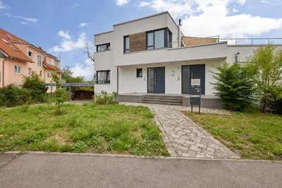 Das Gebäude in dem sich die Villa befindet