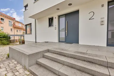 Das Gebäude in dem sich die Villa befindet