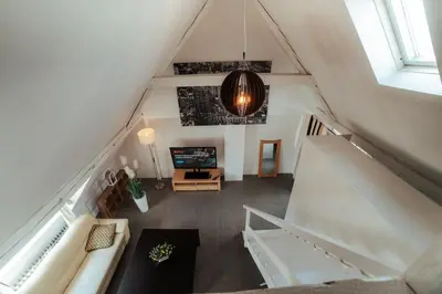 Ein Sitzbereich in der Unterkunft NEW人Vintage Loft Prime Maisonette人8min zum S-Hbf