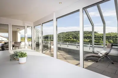 Ein Balkon oder eine Terrasse in der Unterkunft Stadthaus Neckarsulm serviced apartments – Penthouse Erlenbach