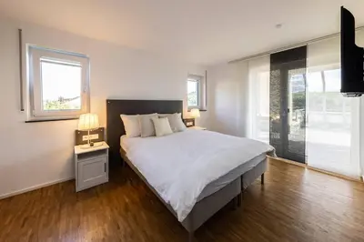 Ein Bett oder Betten in einem Zimmer der Unterkunft Stadthaus Neckarsulm serviced apartments – Penthouse Erlenbach